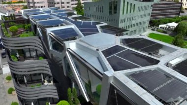 Modern Tasarım Binası, Vaduz, Lihtenştayn 'ın çatısında güneş paneli var. Tekrar kullan ve onar. Yenilenebilir enerji kavramı. 4K UHD 