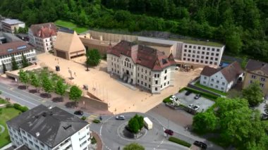 Vaduz Şehir Merkezi, Avrupa 'nın Liechtenstein Prensliği' nin başkenti Yaz Günü 'nde havadan çekim yaptı. Yüksek kalite 4k görüntü