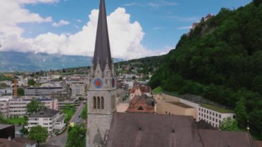 Vaduz Şehir Merkezi, Avrupa 'nın Liechtenstein Prensliği' nin başkenti Yaz Günü 'nde havadan çekim yaptı. Yüksek kalite 4k görüntü