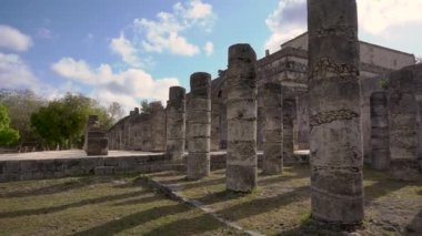 CHICHEN ITZA, MEXICO - Nisan 2022: El Castillo veya Kukulkan tapınağı, Yucatan 'ın en tanınmış simgelerinden biri olan Chichen Itza Piramidi olarak da bilinir. Yüksek kaliteli FullHD görüntüler