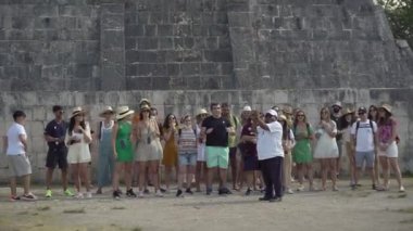 CHICHEN ITZA, MEXICO - Chichen Itza, Yukatan, Meksika 'da Mayan Ball Maçı için antik saha, Yucatan' ın dönüm noktası. Yüksek Kalite Görüntü