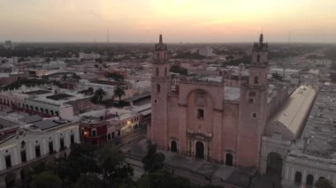 Gündoğumu İHA 'sı Meksika' da vuruldu. Merida Katedrali 'nin Merida, Yucatan' daki Grand Plaza 'daki hava manzarası. Yüksek kalite 4k görüntü