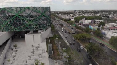 Merida, Yukatan, Meksika. Tarih Müzesi ve sokak trafiği Merida, Yucatan 'da çekildi. Yüksek kalite 4k görüntü