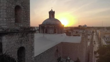 Gündoğumu İHA 'sı Meksika' da vuruldu. Merida Katedrali 'nin Merida, Yucatan' daki Grand Plaza 'daki hava manzarası. Yüksek kalite 4k görüntü