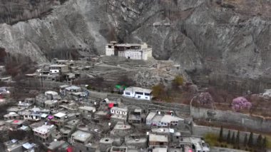 Karimabad 'daki Baltit Kalesi, Hunza Vadisi, Gilgit Baltistan, kuzey Pakistan. İlkbahar zamanı hava aracı atışı. Yüksek kalite 4k görüntü