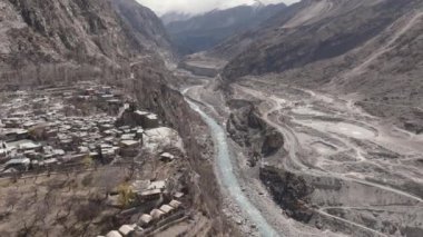 Karimabad 'daki Antik Altit Kalesi, Gilgit Baltistan' daki Hunza Vadisi, Pakistan - hava aracı atışı. Yüksek kalite 4k görüntü