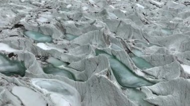 Passu Buzulu 'nun, Hunza Vadisi' nin, Himalayalar 'ın, Pakistan' ın hava manzarası. Bulutlu havada muhteşem bir buzul. Yüksek kalite 4k görüntü