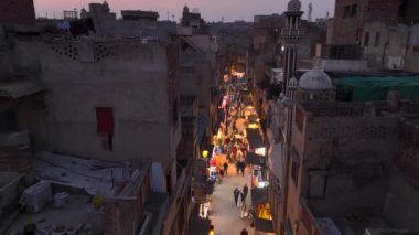 Lahor 'un Duvarlı Şehri. Delhi Kapısı yakınlarındaki Akşam Pazarı, Hava Drone Atışı. Lahore, Punjab, Pakistan. Yüksek kalite 4k görüntü
