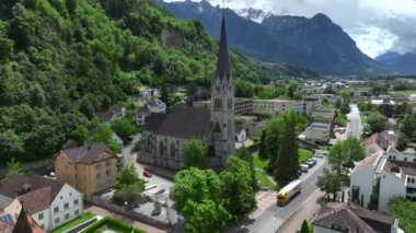Vaduz Şehir Merkezi, Avrupa 'nın Liechtenstein Prensliği' nin başkenti Yaz Günü 'nde havadan çekim yaptı. Yüksek kalite 4k görüntü