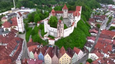 Fussen, Bavyera, Almanya. Günbatımında ortaçağ şehri üzerinde hava manzarası. Tarihi Saray, Hohes Schloss. Yüksek Kalite 4K Görüntü