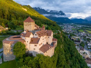 Lihtenştayn 'daki Vaduz Kalesi. Sunset Time 'daki Alps dağlarındaki peri masalı kalesinin resimli görüntüsü. Bir Landmark Havacılık. Yüksek kalite fotoğraf