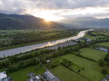 İsviçre sınırından Lihtenştayn hava manzarası. Dağlarla çevrili Liechtenstein 'in insansız hava aracı görüntüsü. Yüksek kalite fotoğraf