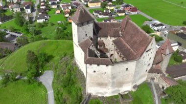 Gutenberg Şatosu - Liechtenstein Prensliği, Balzers kasabasında Ortaçağ Burg. Hava Resimli Yaz manzarası. 4k UHD
