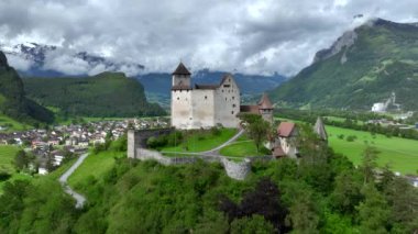 Gutenberg Şatosu - Liechtenstein Prensliği, Balzers kasabasında Ortaçağ Burg. Hava Resimli Yaz manzarası. 4k UHD