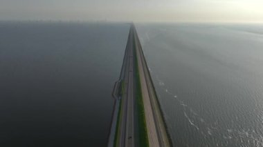Pompa istasyonlarında Afsluitdijk inşaatı, Kuzey Hollanda 'da yeni kanallar ve A7 karayolu. Denizde Uzun Yol. Yüksek kalite 4k görüntü