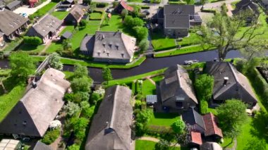 Giethoorn Drone Manzarası. Hollanda Köyü Hava Görüntüleri. Hollanda 'nın en güzel köyü. Hollanda Venedik 'i. Yüksek kalite 4k görüntü