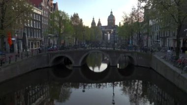 Amsterdam Tarih Merkezi Havacılık Sabah Manzarası. Hollanda, Amsterdam 'da genelev mahallesi ve eski kilise. Yüksek kalite 4k görüntü