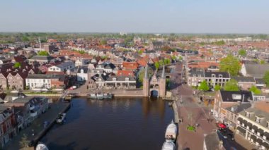 Sneek City 'nin insansız hava aracı görüntüsü. Tarihi, ikonik Watergate, su havuzu. Snkeek, Hollanda 'da insansız hava aracı vuruldu. Yüksek kalite 4k görüntü