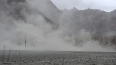 Pakistan Himalayaları 'nda kum fırtınası. Köylüler Çevre ve Hava Değişikliği sonuçlarından muzdarip. Hunza, Gojal Vadisi. Yüksek kalite 4k görüntü