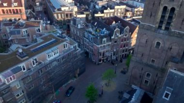 Amsterdam, Hollanda - 05.05.2024: Hollanda 'nın başkentinde Sabah erken saatlerde Tarihi Şehir Merkezinin Hava Çekimi. Yüksek kalite 4k görüntü