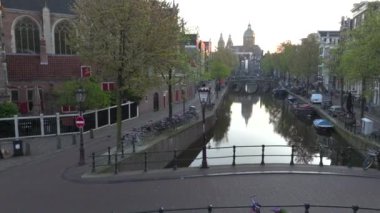 Amsterdam Tarih Merkezi Havacılık Sabah Manzarası. Hollanda, Amsterdam 'da genelev mahallesi ve eski kilise. Yüksek kalite 4k görüntü