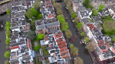 Kings Day 2024 Amsterdam 'da. Koningsdag, Hollanda 'nın başkentinde Koeningsdag, Orange Suits üzerinde uçan hava aracı. Yüksek kalite 4k görüntü