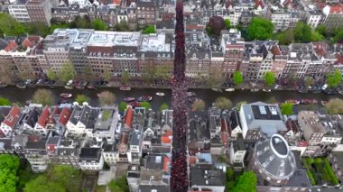 Kings Day 2024 Amsterdam 'da. Koningsdag, Hollanda 'nın başkentinde Koeningsdag, Orange Suits üzerinde uçan hava aracı. Yüksek kalite 4k görüntü