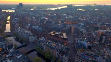 Amsterdam Tarih Merkezi Havacılık Sabah Manzarası. Amsterdam 'daki Baraj Sokağı, Hollanda. Sakin Şafak Şehri, Centraal. Yüksek kalite 4k görüntü