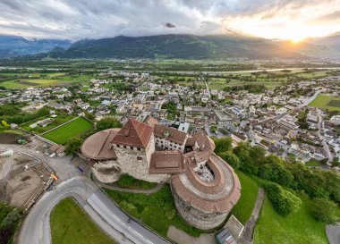 Lihtenştayn 'daki Vaduz Kalesi. Sunset Time 'daki Alps dağlarındaki peri masalı kalesinin resimli görüntüsü. Bir Landmark Havacılık. Yüksek kalite fotoğraf