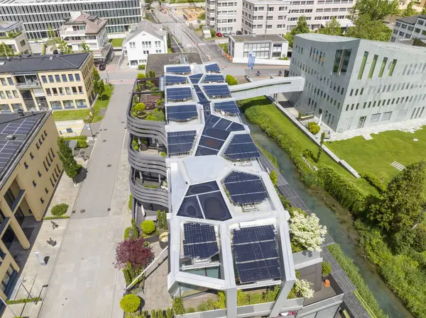 Modern Tasarım Binası, Vaduz, Lihtenştayn 'ın çatısında güneş paneli var. Tekrar kullan ve onar. Yenilenebilir enerji kavramı. 4K UHD 