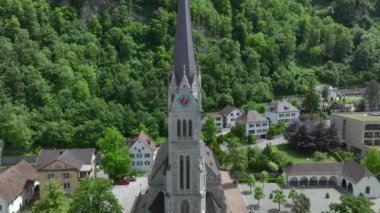 Vaduz Şehir Merkezi, Avrupa 'nın Liechtenstein Prensliği' nin başkenti Yaz Günü 'nde havadan çekim yaptı. Yüksek kalite 4k görüntü