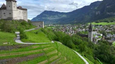 Gutenberg Şatosu - Liechtenstein Prensliği, Balzers kasabasında Ortaçağ Burg. Hava Resimli Yaz manzarası. 4k UHD