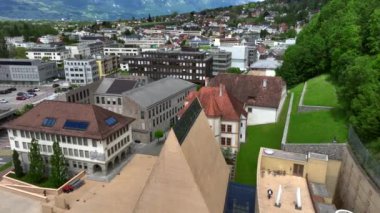 Vaduz Şehir Merkezi, Avrupa 'nın Liechtenstein Prensliği' nin başkenti Yaz Günü 'nde havadan çekim yaptı. Yüksek kalite 4k görüntü