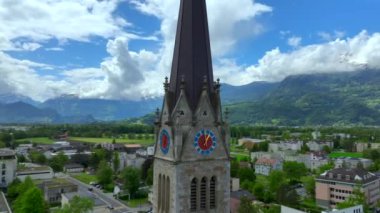 Vaduz Şehir Merkezi, Avrupa 'nın Liechtenstein Prensliği' nin başkenti Yaz Günü 'nde havadan çekim yaptı. Yüksek kalite 4k görüntü
