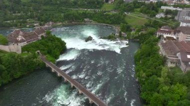 Ren Şelaleleri 'nin ya da İsviçre, Avrupa' daki Rheinfall 'un havadan görüntüsü. Ren Nehri Almanya 'dan akıyor. Yüksek kalite 4k görüntü
