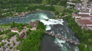 Ren Şelaleleri 'nin ya da İsviçre, Avrupa' daki Rheinfall 'un havadan görüntüsü. Ren Nehri Almanya 'dan akıyor. Yüksek kalite 4k görüntü