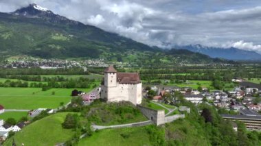 Gutenberg Şatosu - Liechtenstein Prensliği, Balzers kasabasında Ortaçağ Burg. Hava Resimli Yaz manzarası. 4k UHD