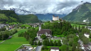 Gutenberg Şatosu - Liechtenstein Prensliği, Balzers kasabasında Ortaçağ Burg. Hava Resimli Yaz manzarası. 4k UHD