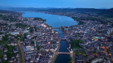 İsviçre 'nin en büyük şehrindeki Grossmunster Katedrali' nin bulunduğu Limmat nehri boyunca bulunan Zürih 'in insansız hava aracı görüntüleri. Yüksek kalite 4k görüntü