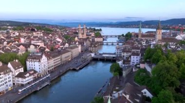İsviçre 'nin en büyük şehrindeki Grossmunster Katedrali' nin bulunduğu Limmat nehri boyunca bulunan Zürih 'in insansız hava aracı görüntüleri. Yüksek kalite 4k görüntü
