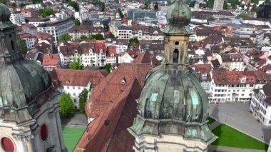 St. Gallen Cityscape Skyline, İsviçre 'deki Saint Gall Manastırı Katedrali. İnsansız hava aracıyla güzel bir hava manzarası. Yüksek kalite 4k görüntü