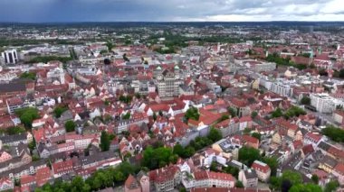 Almanya 'da Augsburg şehir merkezinin havadan görünüşü, Bavyera yazın bulutlu bir günde. Yüksek kalite 4k görüntü