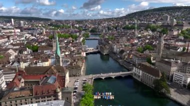 İsviçre 'nin en büyük şehrindeki Grossmunster Katedrali' nin bulunduğu Limmat nehri boyunca bulunan Zürih 'in insansız hava aracı görüntüleri. Yüksek kalite 4k görüntü