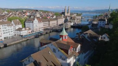 İsviçre 'nin en büyük şehrindeki Grossmunster Katedrali' nin bulunduğu Limmat nehri boyunca bulunan Zürih 'in insansız hava aracı görüntüleri. Yüksek kalite 4k görüntü