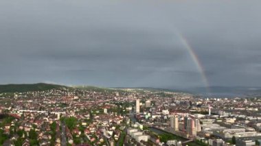 Zürih 'in hava aracı görüntüsü. İsviçre 'nin en büyük şehrinin üzerinde Gökkuşağı olan Zuerich şehri Panoramik Manzarası. - Evet. Yüksek kalite 4k görüntü