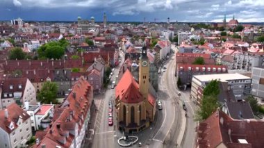 Almanya 'da Augsburg şehir merkezinin havadan görünüşü, Bavyera yazın bulutlu bir günde. Yüksek kalite 4k görüntü