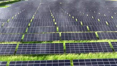 Almanya 'nın Bayern kentindeki Photovoltaic Park' taki Güneş Panelleri 'nin hava görüntüsü. Gökyüzü ve Bulutlu Güneş Santrali yüksek kaliteli 4K görüntüler yansıtıyor.