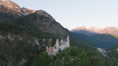 Almanya 'nın Bavyera Alpleri' ndeki Neuschwanstein şatosunun Sunrise Morning Time 'daki hava görüntüsü. Peri masalı Güzel Kale 4k. Yüksek kalite 4k görüntü