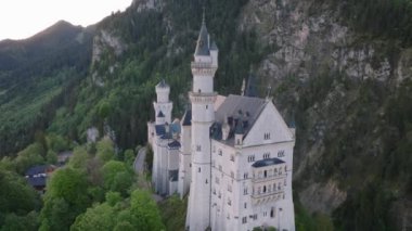 Almanya 'nın Bavyera Alpleri' ndeki Neuschwanstein şatosunun Sunrise Morning Time 'daki hava görüntüsü. Peri masalı Güzel Kale 4k. Yüksek kalite 4k görüntü