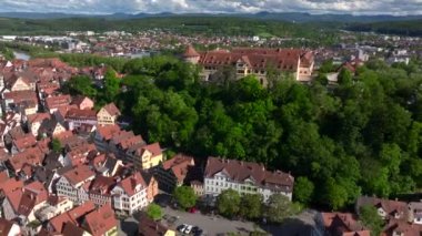 Baden Wurttemberg 'deki Tubingen kasabasındaki Hohentubingen Şatosu, Almanya, Avrupa, Tubingen tarihi kasabasının üzerindeki Aerial. Yüksek kalite 4k görüntü